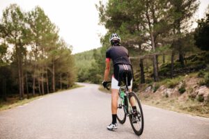Vader op wielrenfiets kijkt naar de weg